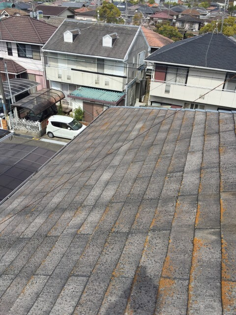 【亀岡市】屋根のコケと変色はカバー工法で解決！維持費も削減