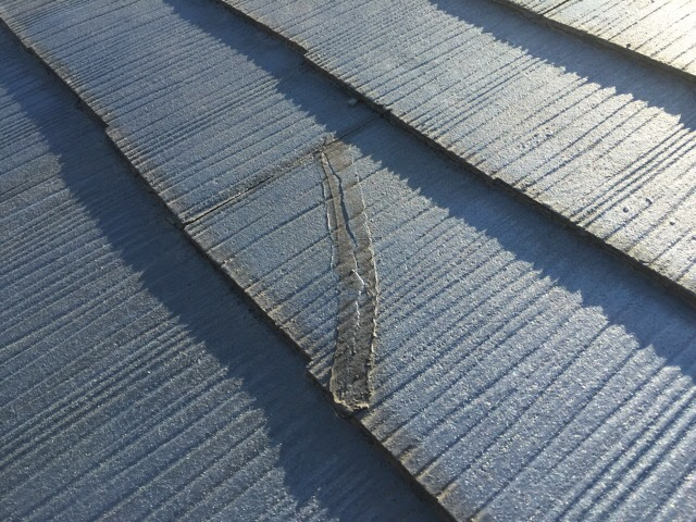 城陽市で屋根のひび割れ？カバー工法で雨漏りを防ぎ70万円削減！