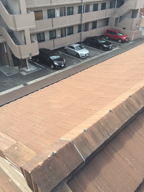 向日市の現場で確認された乾式コンクリート瓦（モニエル瓦）の全体的な防水性低下