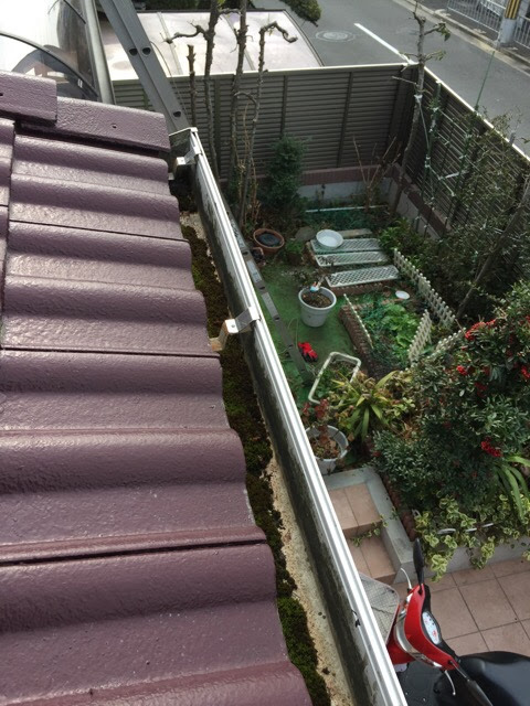 【京田辺市】屋根のコケ・雨樋の溢れを調査！カバー工法で長期安心を実現