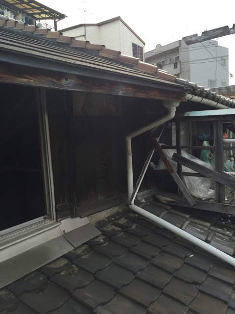京都府向日市 軒先と雨樋の固定状態の点検