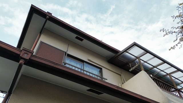 宇治市琵琶台の現場、足場を組まずに2階サッシと軒天を部分補修する様子