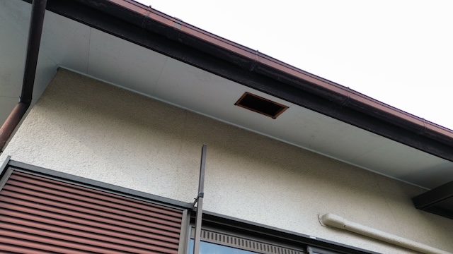 宇治市で築40年空き家の軒天穴を足場なし補修！コウモリ侵入とサッシ雨漏りを防ぐ部分工事で約20万円削減