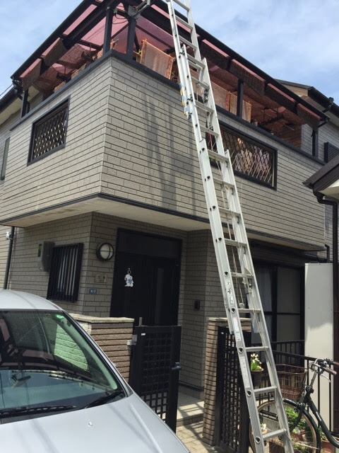防水性が低下し白っぽく色あせが発生しているスレート屋根表面