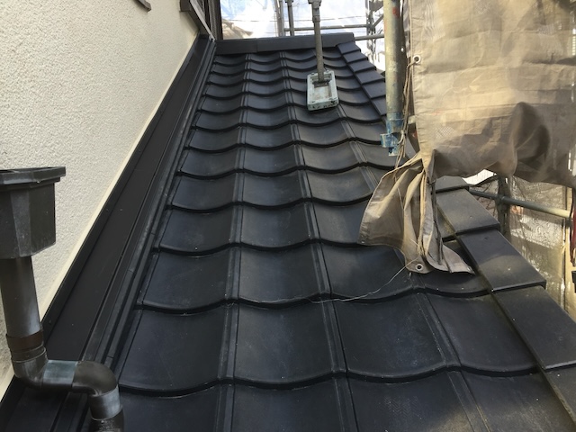 狭い下屋部分も隙間なく美しく施工された軽量瓦ルーガ
