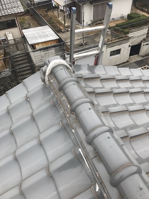 久御山町で棟下の白い破片と面戸漆喰の剥がれを調査、棟の補修範囲と部分補修で済むかを確認