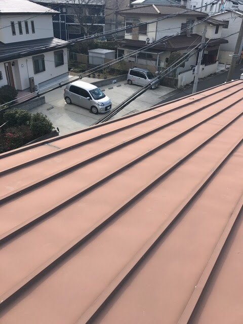 軒先まで続く色あせ