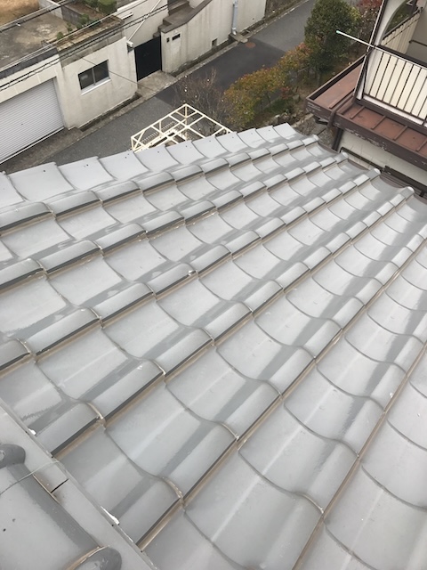 釉薬瓦屋根のまだらな色
