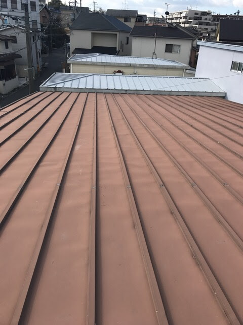 京都府久御山町で確認した瓦棒屋根の色あせと黒ずみ、塗膜劣化が進む金属屋根の現地調査