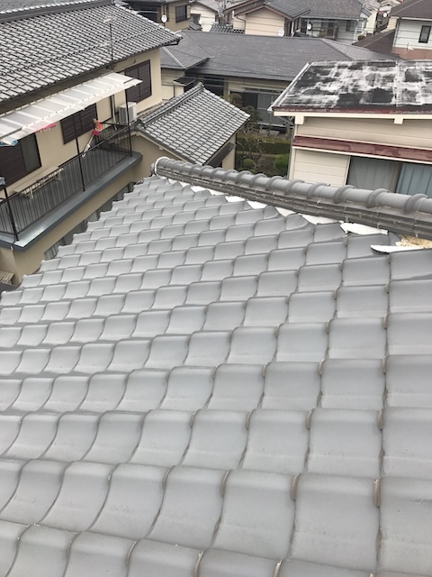 棟付き灰色瓦の全景