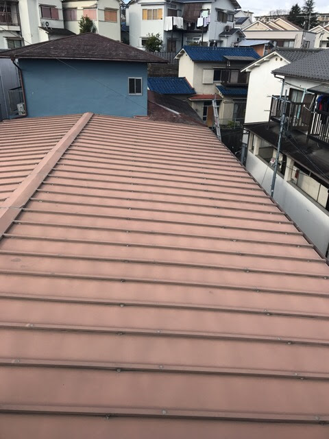 京都府久御山町で確認したアンテナ配線が接触する瓦棒葺き金属屋根の色あせと劣化調査