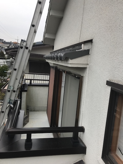 久御山町で狭小地の屋根点検を確認、隣家が近い建物ではしご配線と点検動線を調査