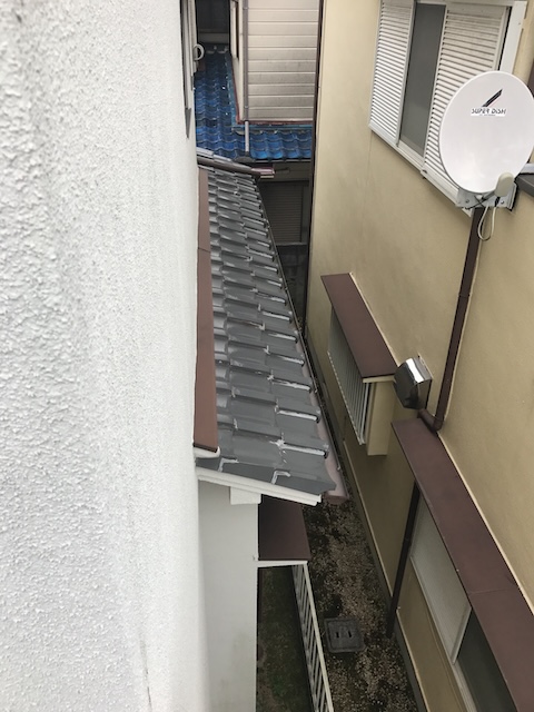 隣家に近い屋根側面