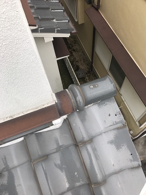 板金端部と瓦の取り合い
