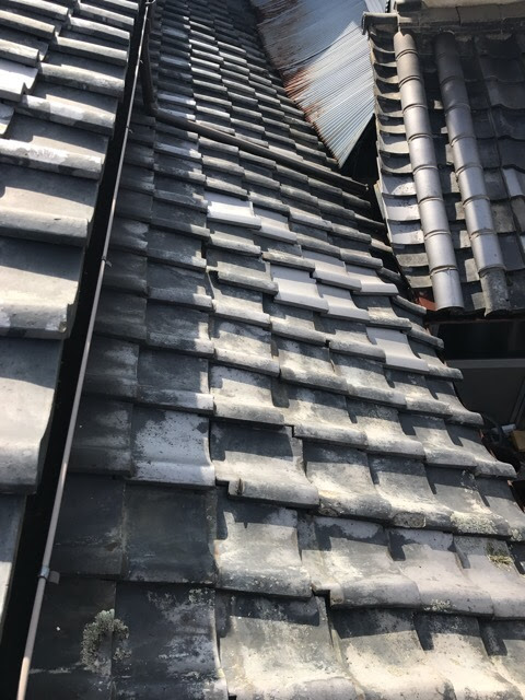 京都府亀岡市で瓦の凍害を調査、いぶし瓦の表面剥離と差し替え跡が広がる屋根の現地確認