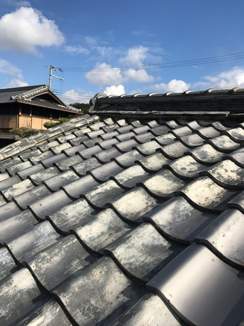 京都府亀岡市で確認したいぶし瓦の凍害と表面剥離、白化やコケが広がる屋根の現地調査