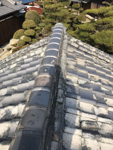 京都府亀岡市で確認した棟瓦のズレと漆喰剥がれ、葺き土露出や取り合い劣化を詳しく調査