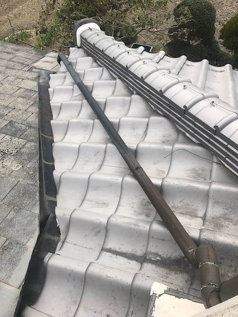 井手町で瓦屋根点検を実施、棟まわりと取り合い部の板金浮きや排水経路の状態を確認