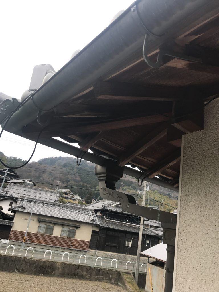 井手町で雨樋点検を実施、軒先と軒裏を確認して雨樋寸法や排水状態を詳しく調査