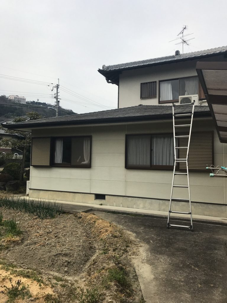 井手町で瓦屋根を調査、下屋と外壁取り合い部や棟まわりの状態を詳しく屋根点検