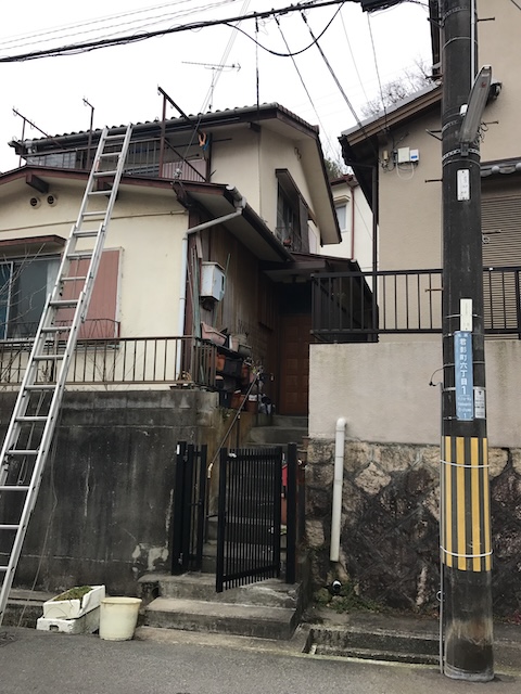 京田辺市でクボタ・パラマウント屋根を現地調査、瓦の色あせと白い変色が複数面に広がっていた状態を確認