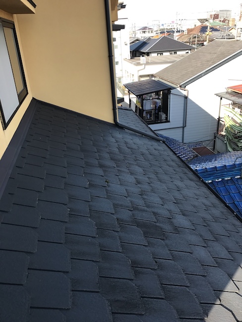 京都府京田辺市で確認した屋根上のエアコン室外機架台の錆と屋根材の色あせを調査し架台交換を検討