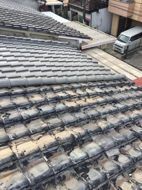 【京都市伏見区】汚れたいぶし瓦を診断！葺き替えで雨漏り不安を解消