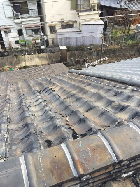  京都市伏見区のいぶし瓦屋根。瓦を固定する漆喰が剥がれ落ち、わずかなズレが生じている状況。