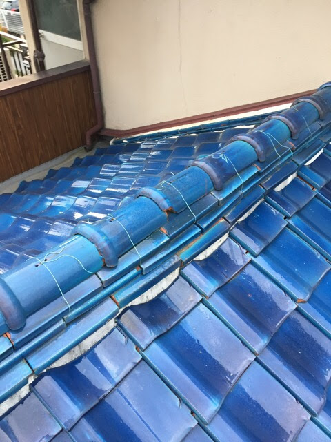 八幡市の屋根のてっぺん 漆喰の剥がれと銅線の緩み