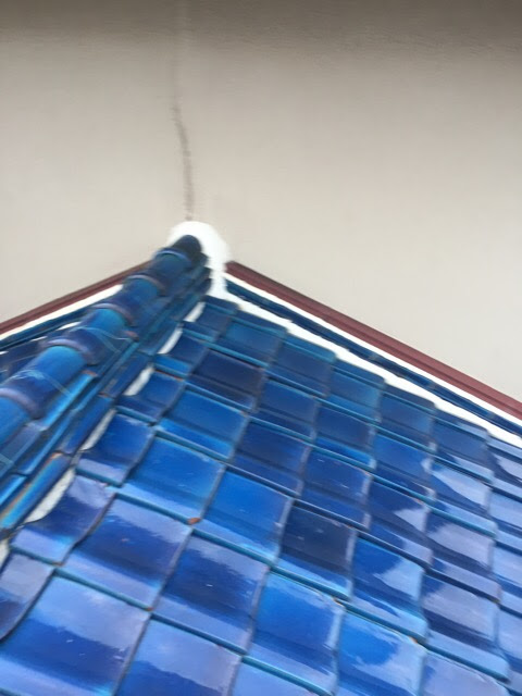 八幡市 屋根のてっぺん 漆喰劣化の兆候 下からのアングル