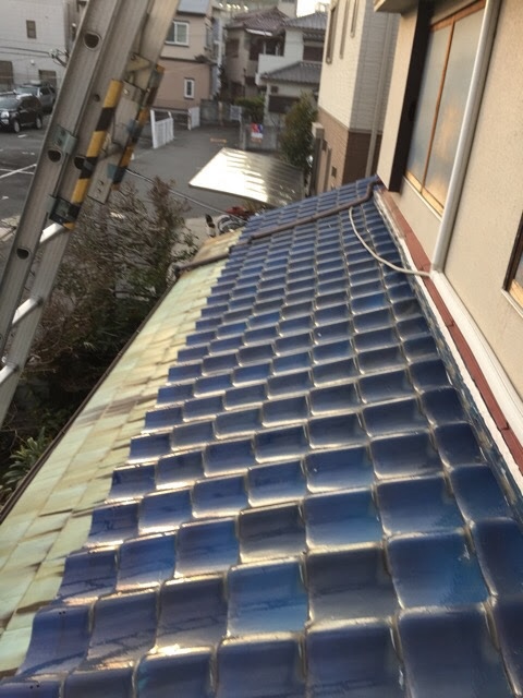 八幡市での屋根調査開始 はしごをかけた様子