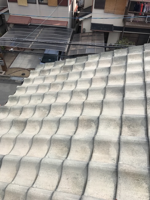 軒先側から見た瓦屋根