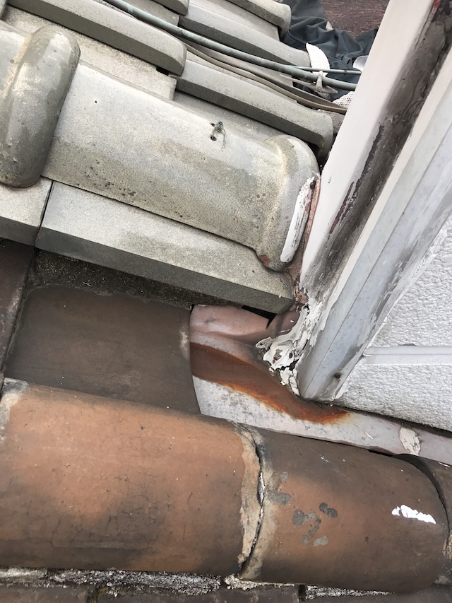 瓦屋根と壁際の全体