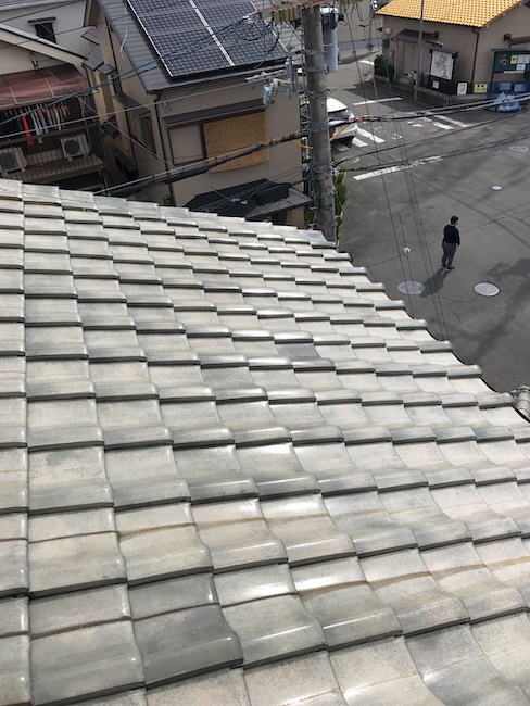 灰色の和形瓦の屋根面