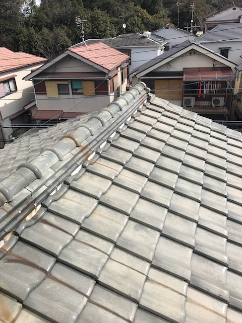 八幡市で瓦屋根全体と棟部分を現地調査、灰色の和形瓦に大きなズレはないか確認した点検記録