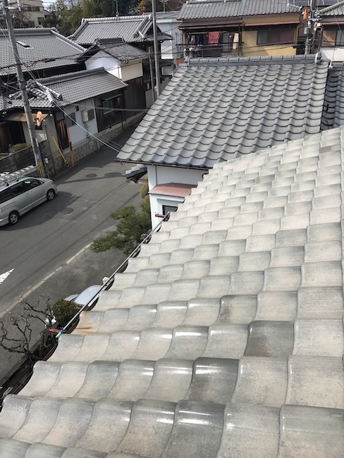 軒先まで続く瓦屋根