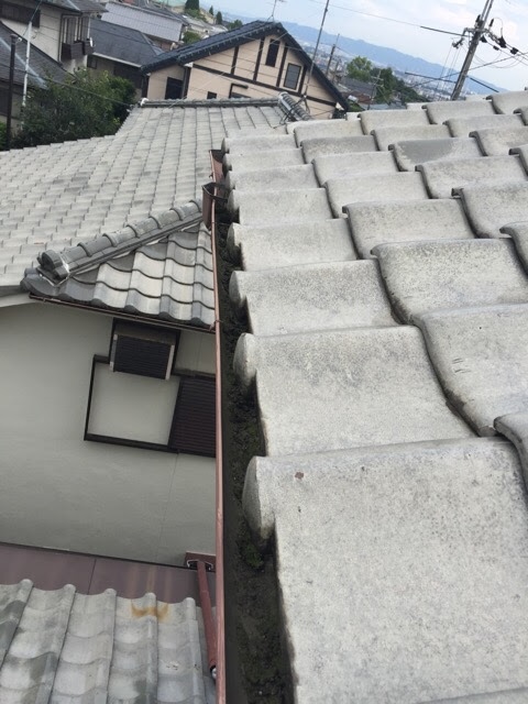 長い軒樋に汚れが続く