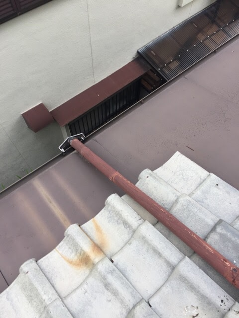 京都市北区で確認した雨樋詰まりと這樋接続部の隙間、瓦屋根で進む排水不良の現地調査