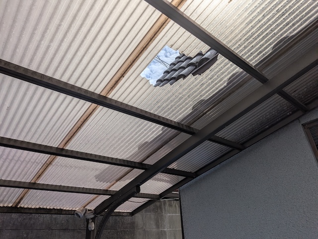 【京都市南区】カーポートの穴あき修理！火災保険活用で自己負担を軽減