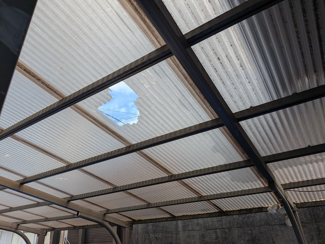 京都市南区のテラス屋根、下から見上げた波板の破損状況