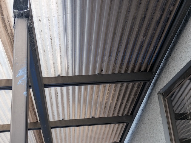 経年劣化によって黒ずみ汚れが付着し硬化した塩ビ波板