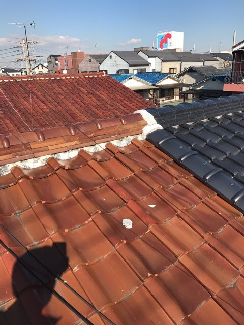 京都市南区で確認した瓦屋根の棟漆喰剥がれと灰色補修材の欠損、棟瓦補修が必要な現地調査