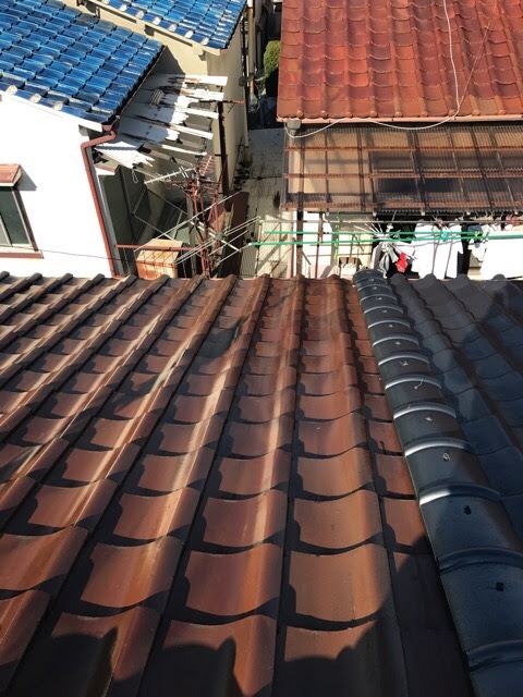 京都市南区で確認した瓦屋根のズレと波打ち、色ムラが出た洋瓦の部分補修が必要な現地調査