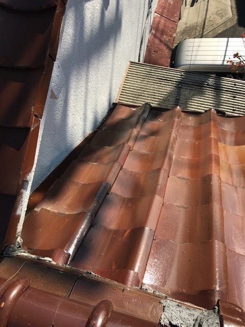 京都市南区で確認した瓦屋根の棟漆喰剥がれとモルタル補修材のひび割れによる棟瓦補修調査