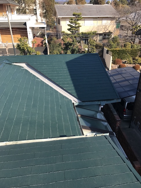 向日市で谷板金点検、長雨に備えて屋根の溝と軒先排水の流れを確認した現地調査
