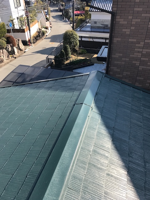 向日市で棟板金を点検、継ぎ目と接合部の開きや固定状態を現地で確認した屋根調査