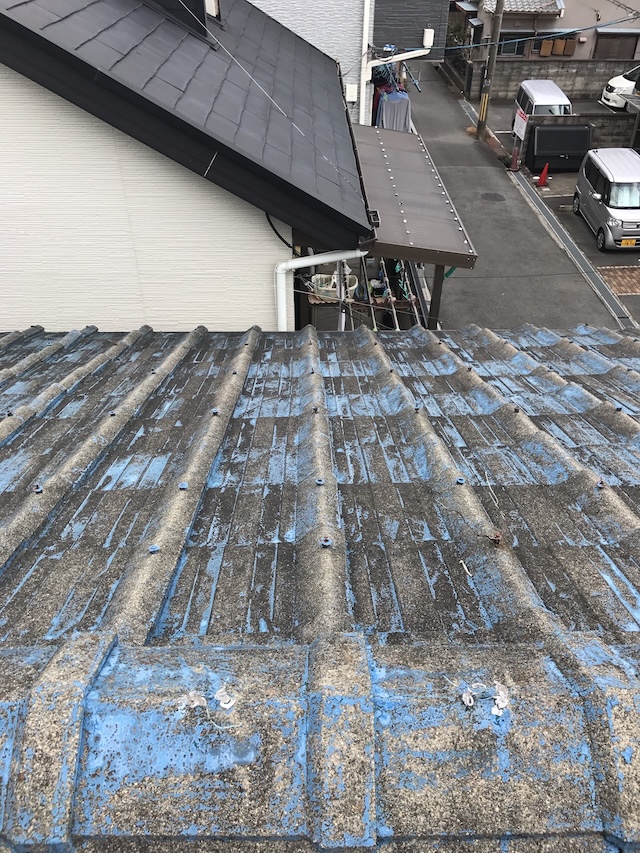 退色が進んだ瓦屋根表面