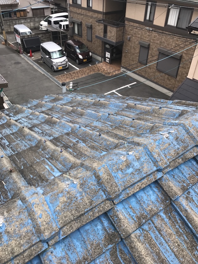 京都府相楽郡和束町で確認した塗膜剥離と補修跡が広がるセメント瓦屋根、廃盤瓦調査を踏まえた葺き替え検討
