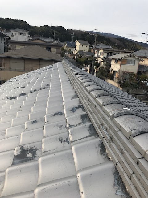城陽市で屋根の棟瓦を点検、並びの確認と漆喰の剥がれが見られた瓦屋根の状態