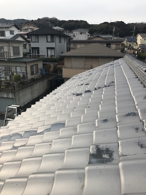 城陽市で屋根点検、屋根瓦の汚れと変色に加え欠損瓦も確認した現地調査